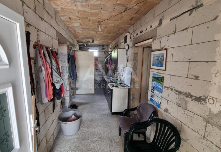 Nova kuća 220m2 sa velikim placem 20.50ar.