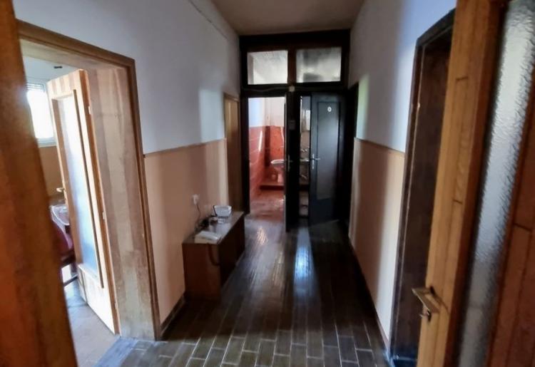 Na tri sprata! Porodična kuća 333m2, plac 80a,