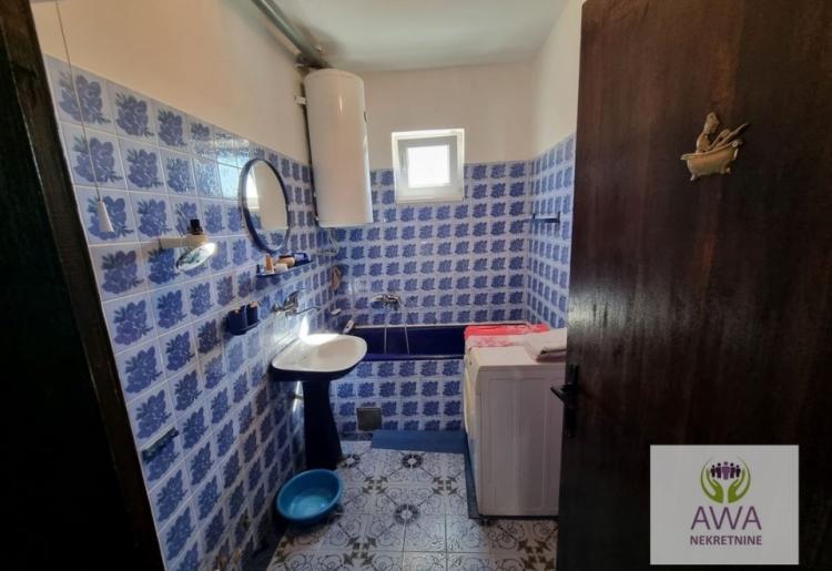 Na tri sprata! Porodična kuća 333m2, plac 80a,