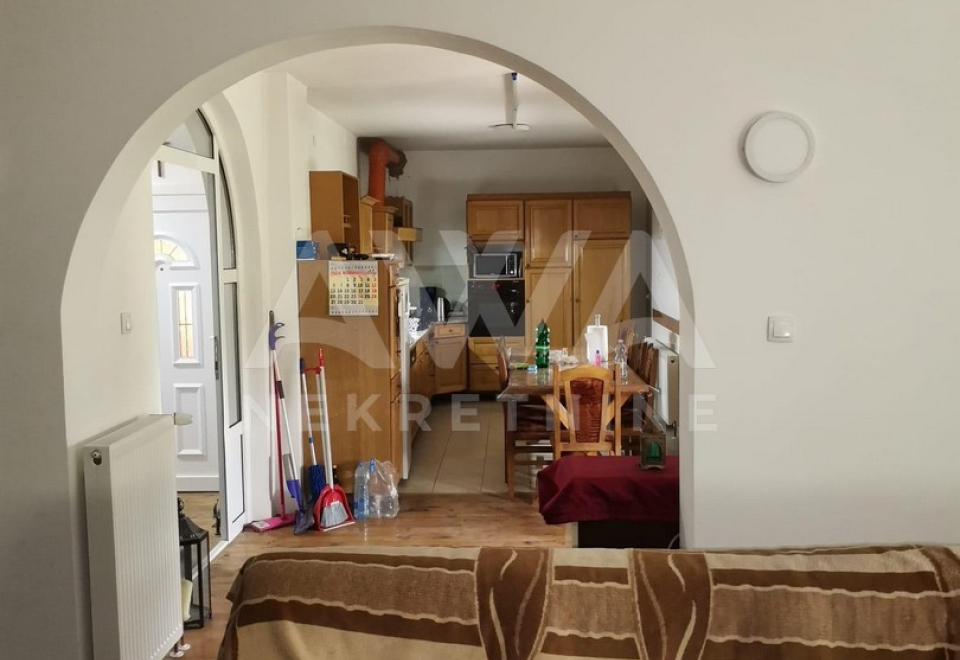 Kuća, na 3 etaže, 190m2 u osnovi