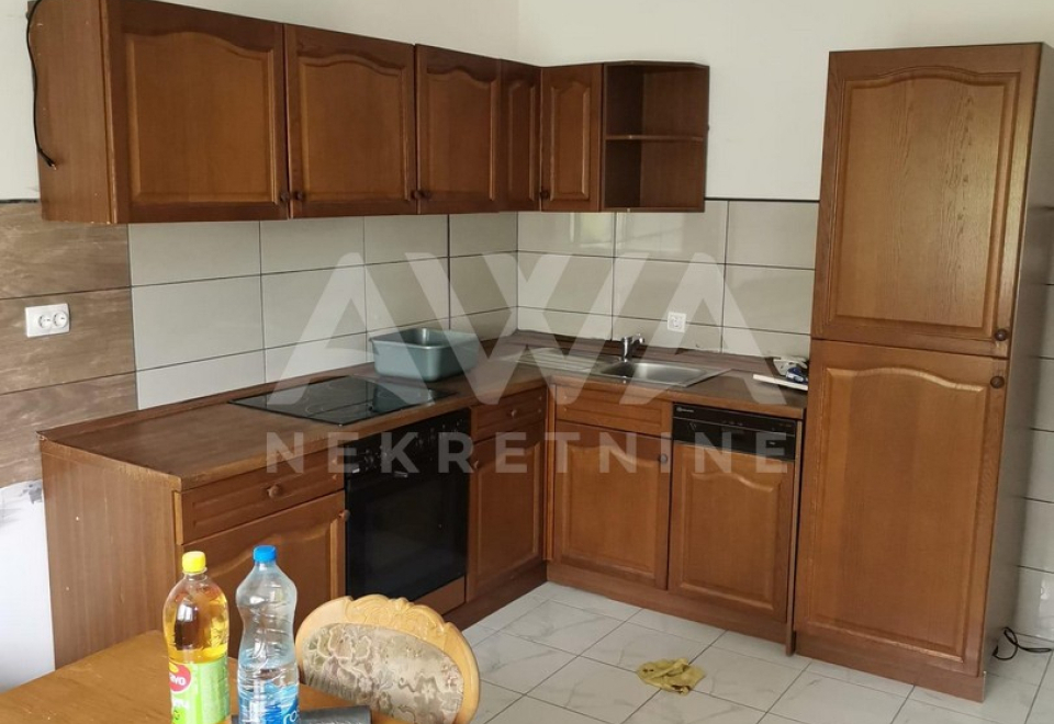 Kuća, na 3 etaže, 190m2 u osnovi