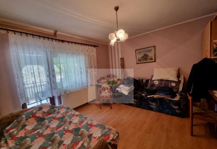 Apatin. Spratna kuća sa poslovnim prostorom