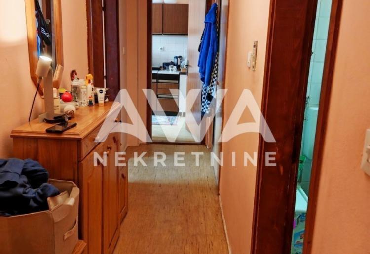 Centar Apatina. V sprat, trosoban stan 75m2