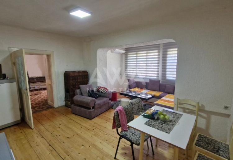 Odžaci, Kuća 211m2 sa malim dvorištem 