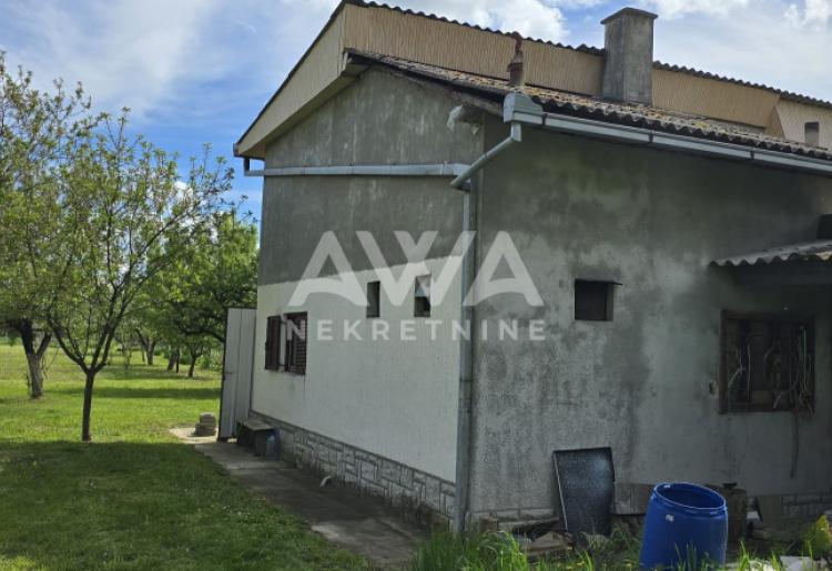 Apatin. Vikendica 43m2, na vodi