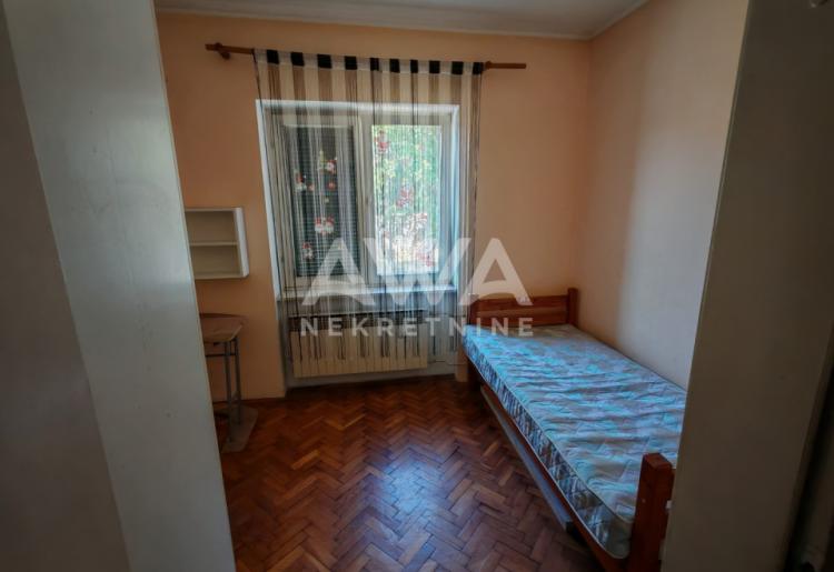 Spratna kuća, na malom placu