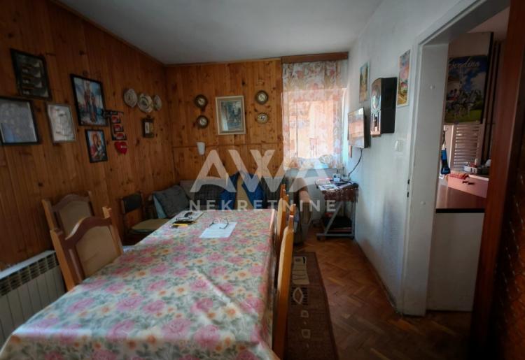 Spratna kuća, na malom placu