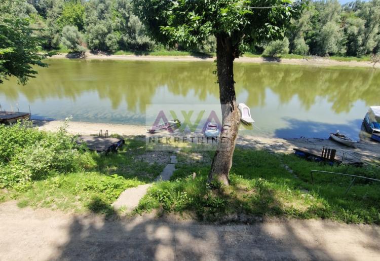 Baračka, vikendica u prvom redu do vode