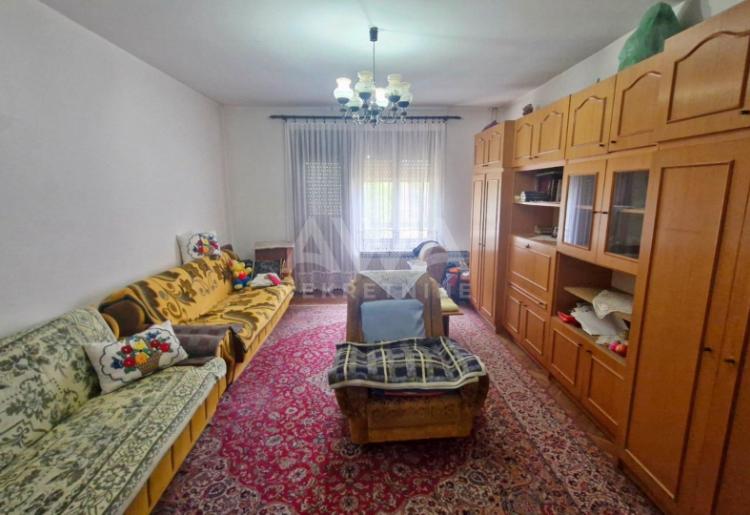 Apatin, Kuća spratnica 236 m2, plac 443 m2