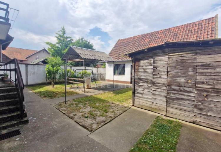 Apatin, Kuća spratnica 236 m2, plac 443 m2