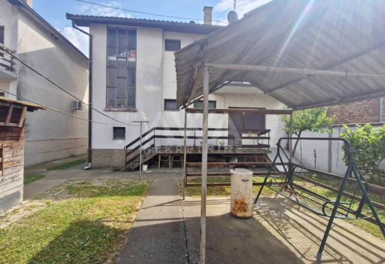 Apatin, Kuća spratnica 236 m2, plac 443 m2