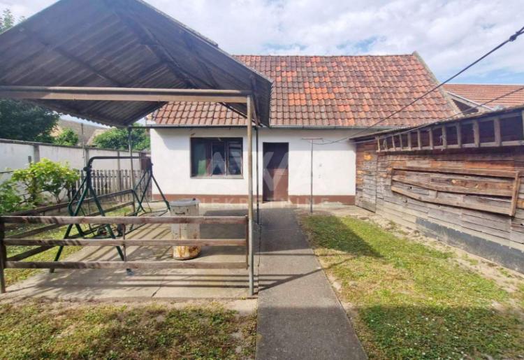 Apatin, Kuća spratnica 236 m2, plac 443 m2