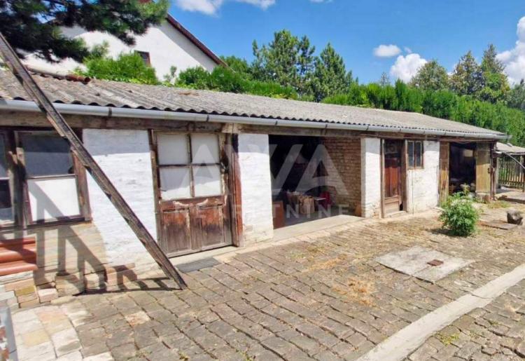 Kuća sa tri stana, 247 m2, Plac 1341 m2