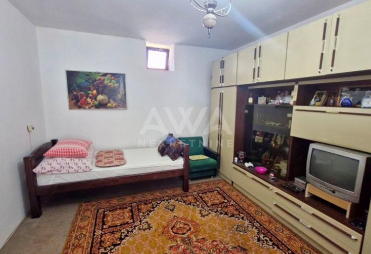 Kuća sa tri stana, 247 m2, Plac 1341 m2