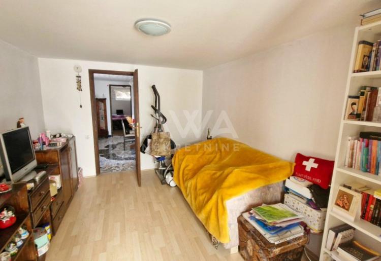 Kuća sa tri stana, 247 m2, Plac 1341 m2
