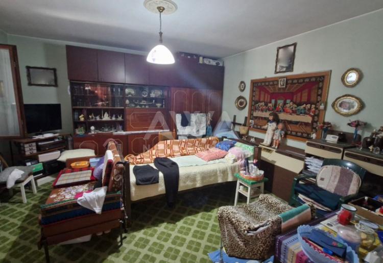 Kuća sa tri stana, 247 m2, Plac 1341 m2