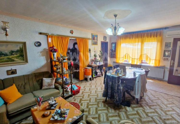 Kuća sa tri stana, 247 m2, Plac 1341 m2
