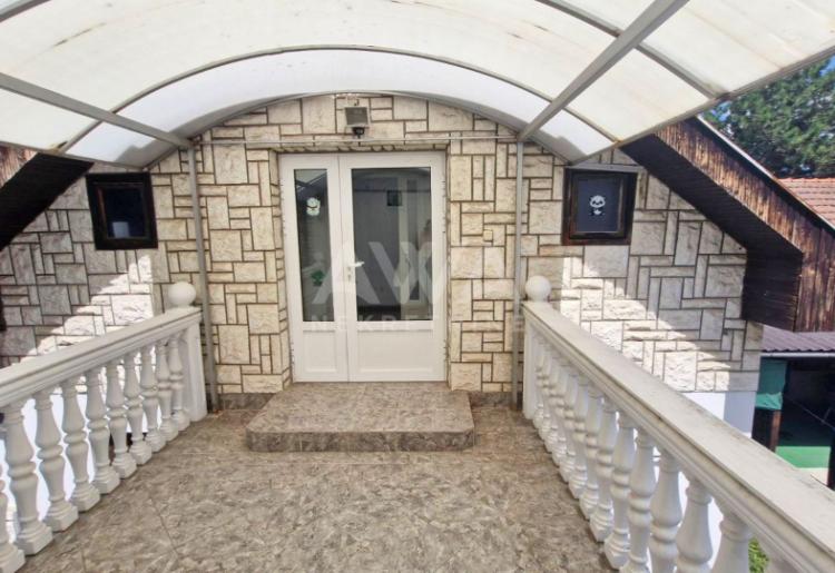 Kuća sa tri stana, 247 m2, Plac 1341 m2
