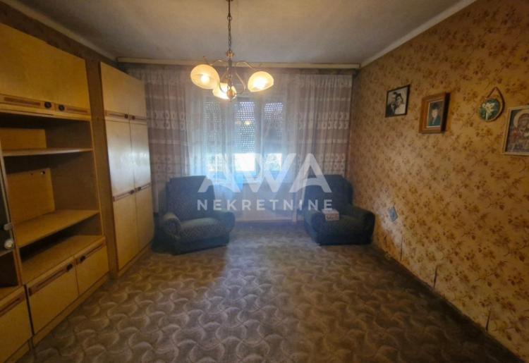 Ruski Krstur. Prizemna 242m2, plac 9.5 ar
