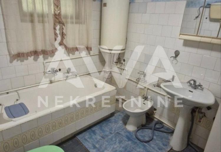 Ruski Krstur. Prizemna 242m2, plac 9.5 ar