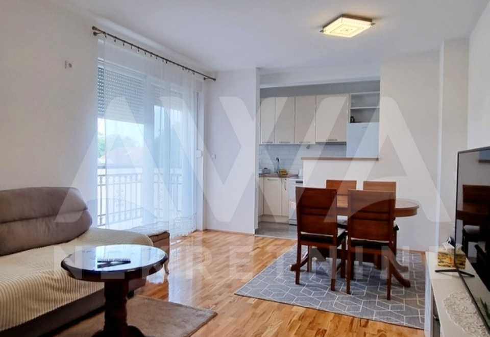 Širi centar. Nov, namešten stan 50m2, sa garažom