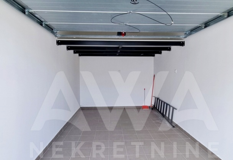 Širi centar. Nov, namešten stan 50m2, sa garažom