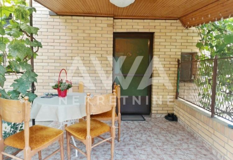 Sonta. Prizemna, renovirana, nameštena 126m2, plac 12ar