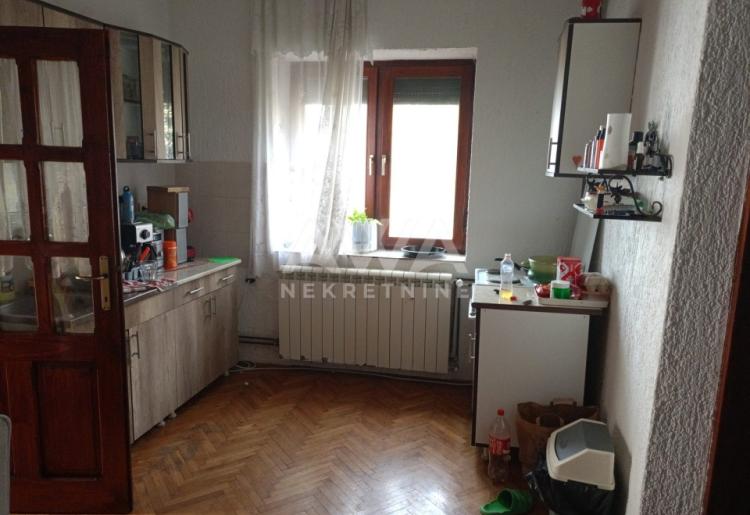 Apatin. Prizemna kuća 195m2, plac 43ar
