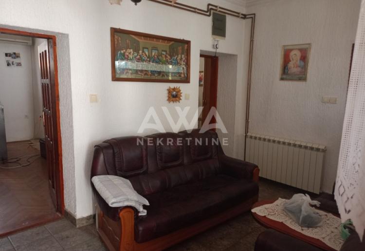 Apatin. Prizemna kuća 195m2, plac 43ar