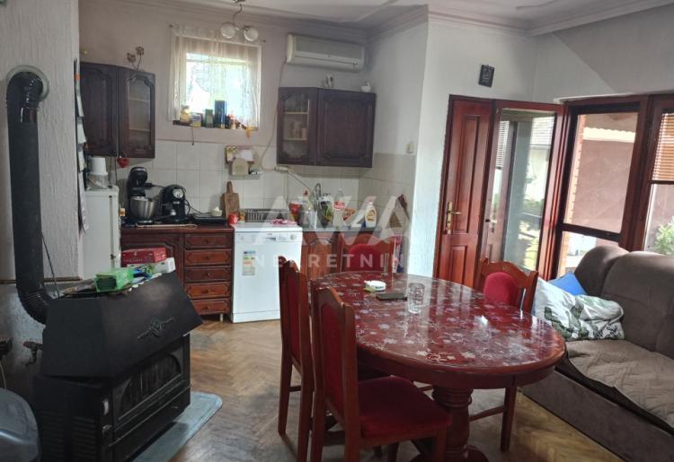 Apatin. Prizemna kuća 195m2, plac 43ar