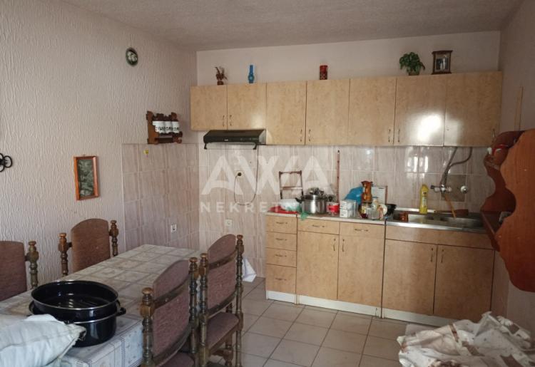 Apatin. Prizemna kuća 195m2, plac 43ar