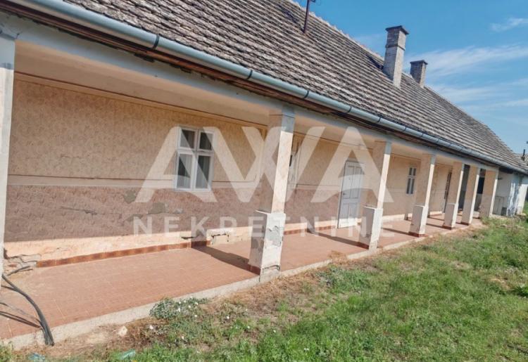 Bački Breg. Kuća u centru, 184m2, plac 12ar