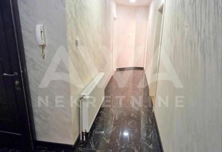 Kompletno sređen 3.5-soban stan na prodaju u Apatinu – 95 m², centar, velika terasa